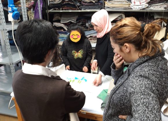 le ragazze del progetto colori al banco da lavoro