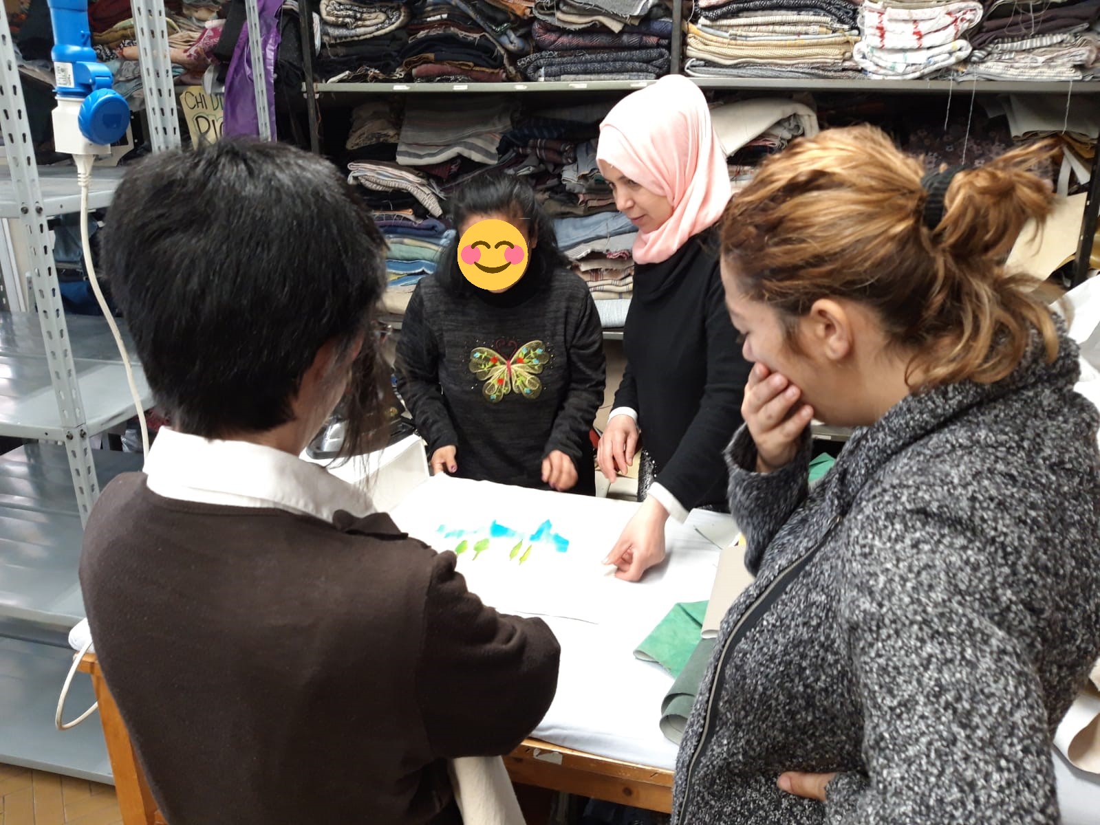 le ragazze del progetto colori al banco da lavoro