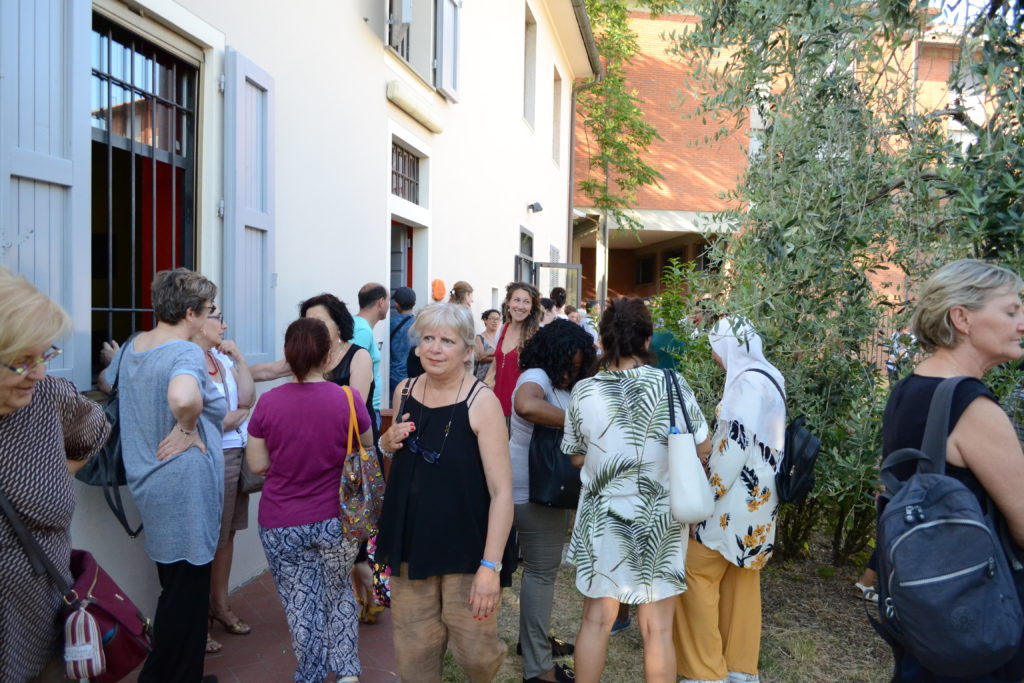 persone in giardino