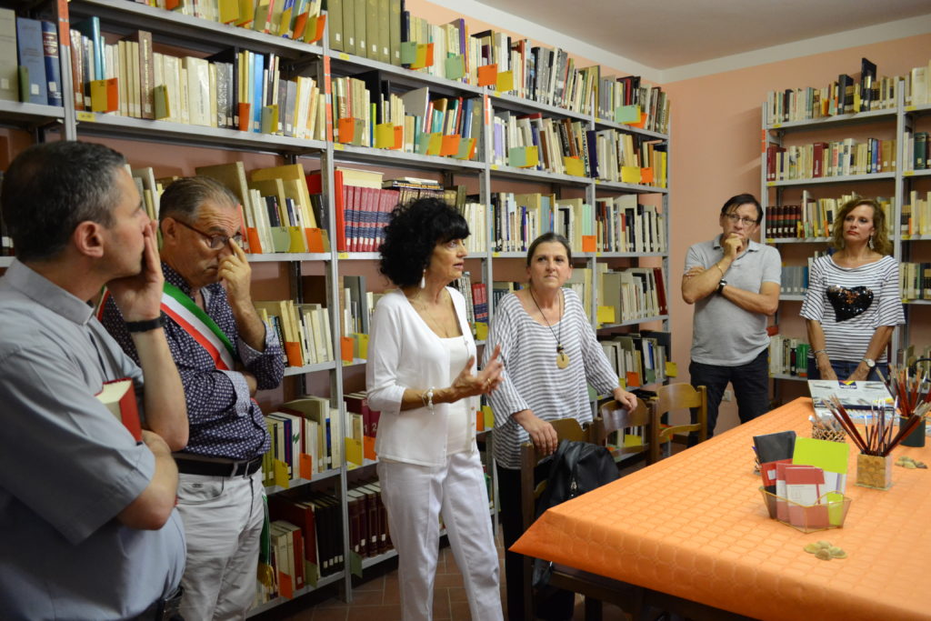 persone in biblioteca