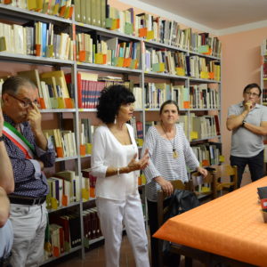 persone in biblioteca