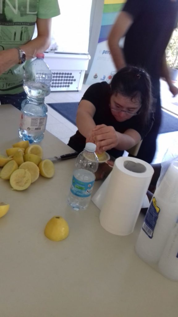 spremere i limoni per la limonata
