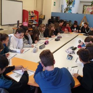 Ragazzi a scuola intorno ad un grande tavolo