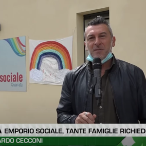 giornalista di fronte all'Emporio Sociale