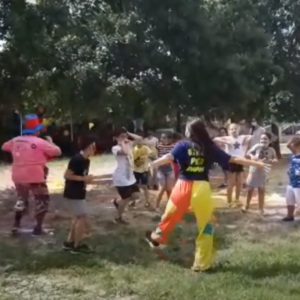 bambini ballano in giardino al centro estivo