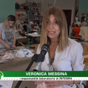 donna che parla al microfono