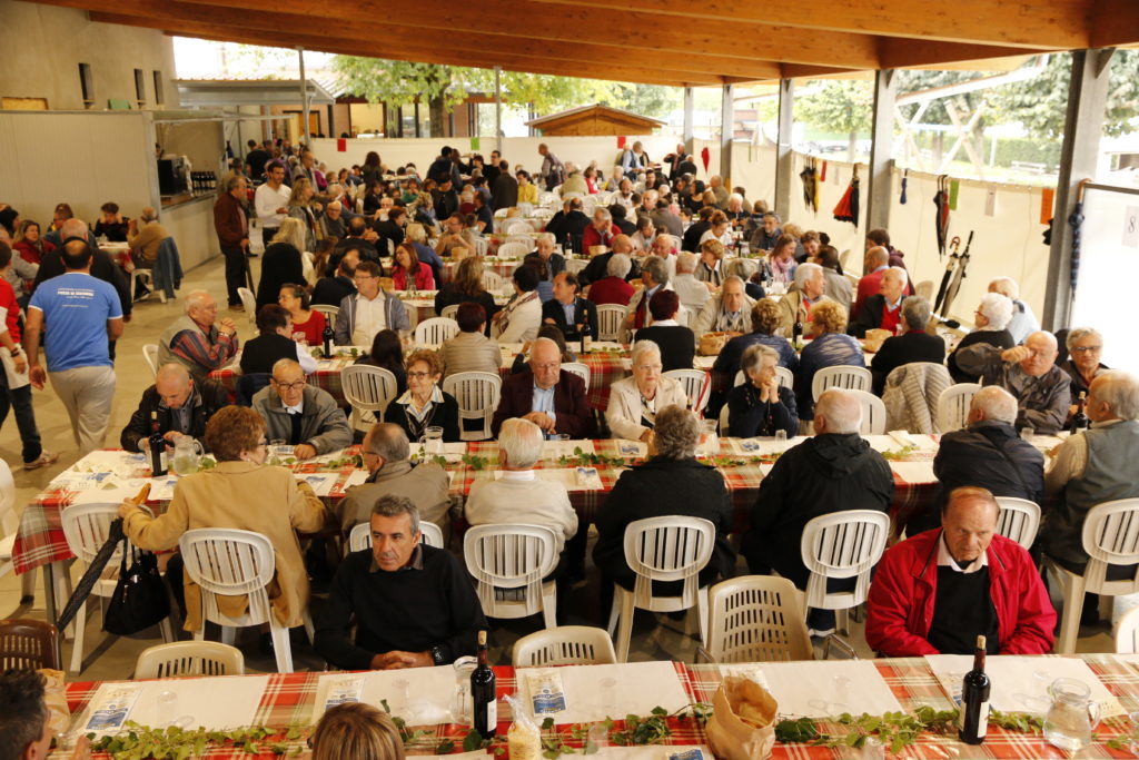 comitiva di nonni a pranzo