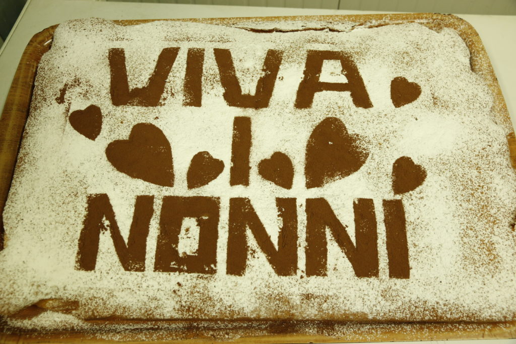 torta con scritta viva i nonni