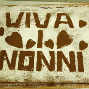 torta con scritta viva i nonni