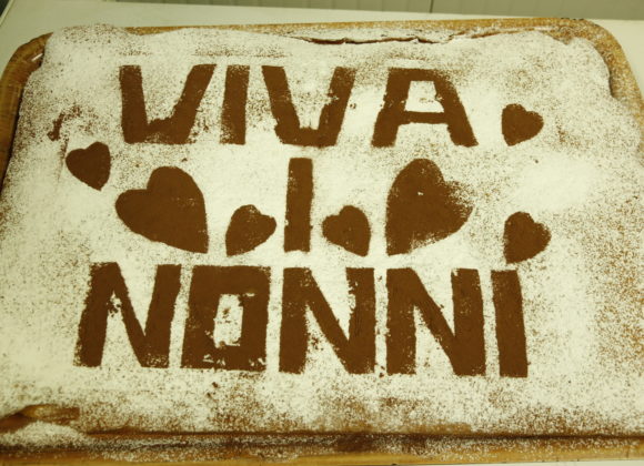 torta con scritta viva i nonni